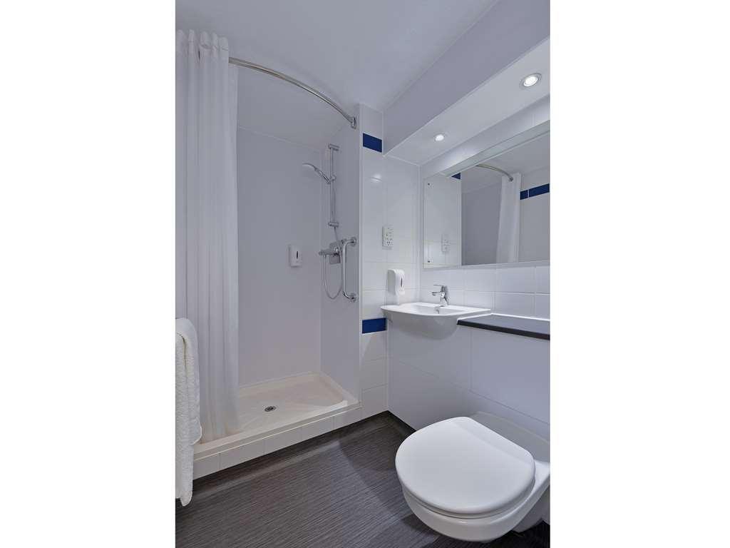Travelodge Billingshurst Five Oaks Slinfold Room photo