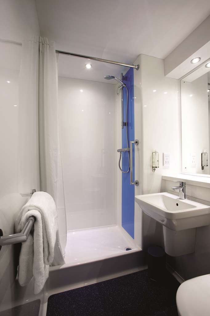 Travelodge Billingshurst Five Oaks Slinfold Room photo