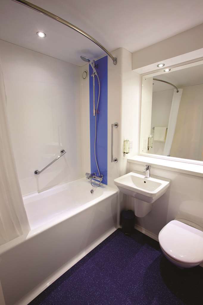 Travelodge Billingshurst Five Oaks Slinfold Room photo